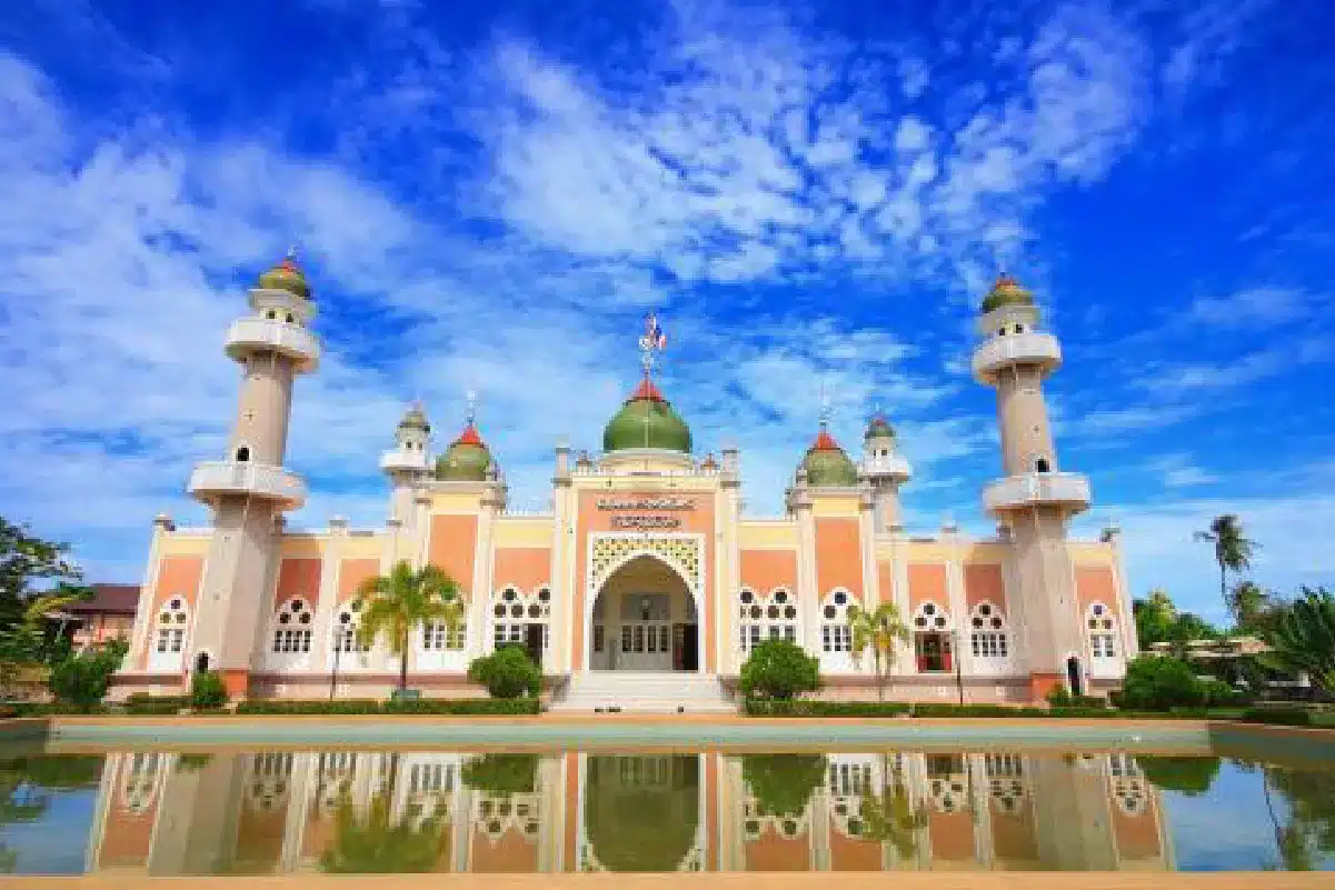 10 สถานที่ท่องเที่ยวในจังหวัดปัตตานี ที่คุณห้ามพลาด! 1 มัสยิดกลางจังหวัดปัตตานี