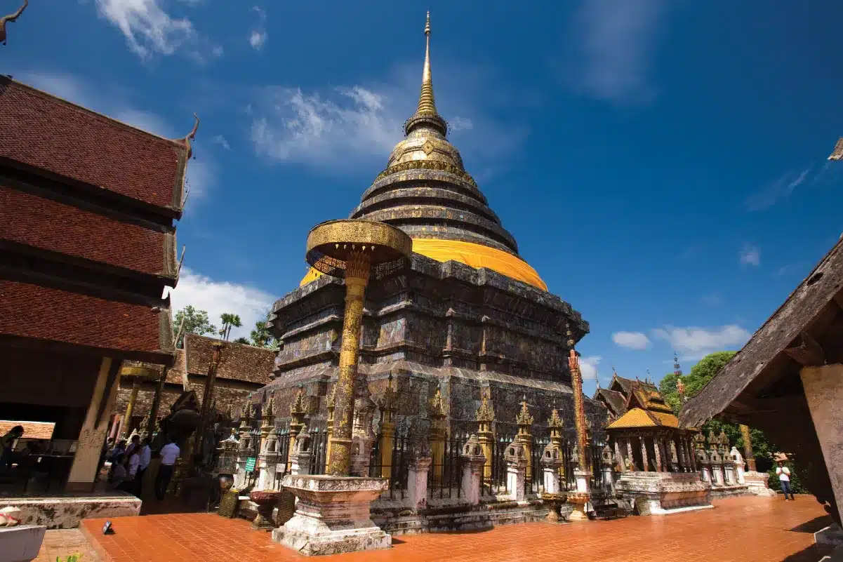 10 สถานที่ท่องเที่ยวในจังหวัดลำปาง ที่คุณห้ามพลาด! 1 วัดพระธาตุลำปางหลวง