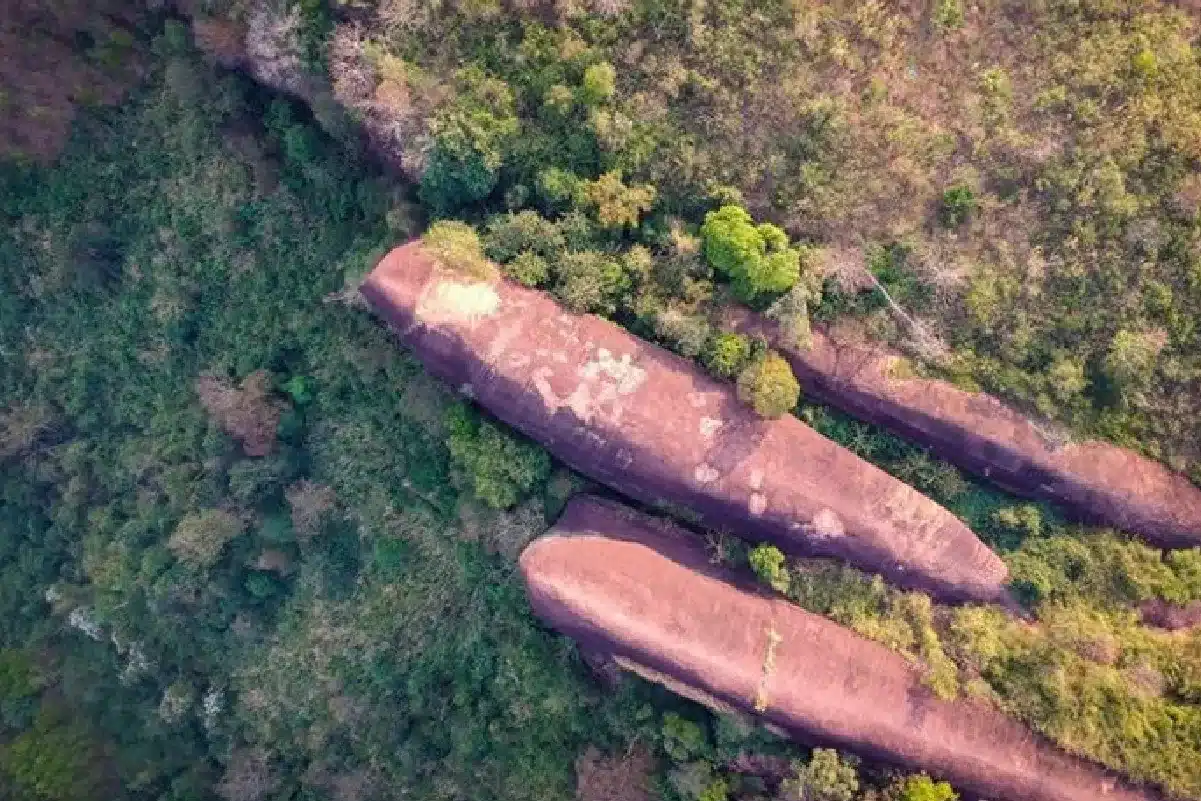 หินสามวาฬ ภูสิงห์