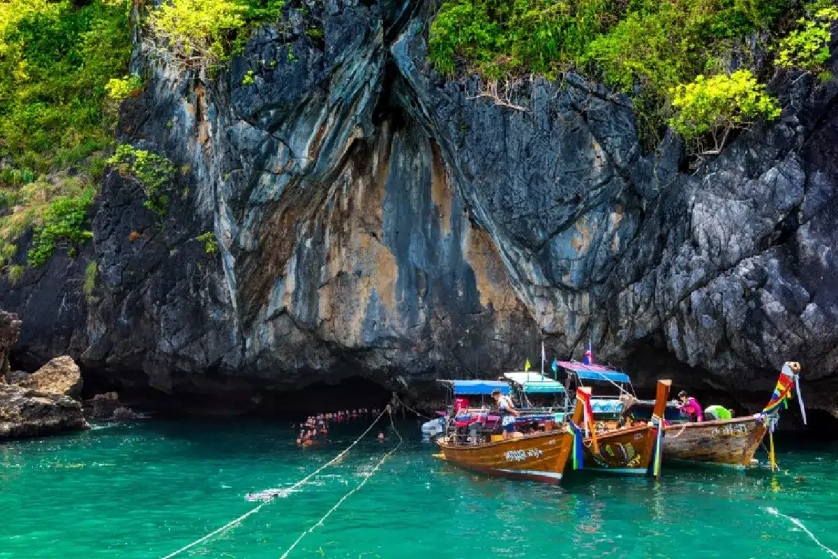 10 สถานที่ท่องเที่ยวในจังหวัดตรัง ที่คุณห้ามพลาด! 3 ถ้ำมรกต (Emerald Cave)