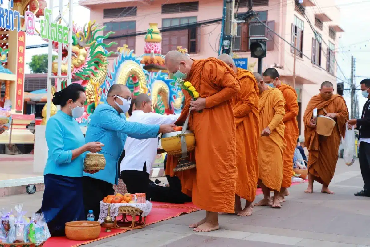 ตักบาตรย้อนยุค ถนนคนเดิน