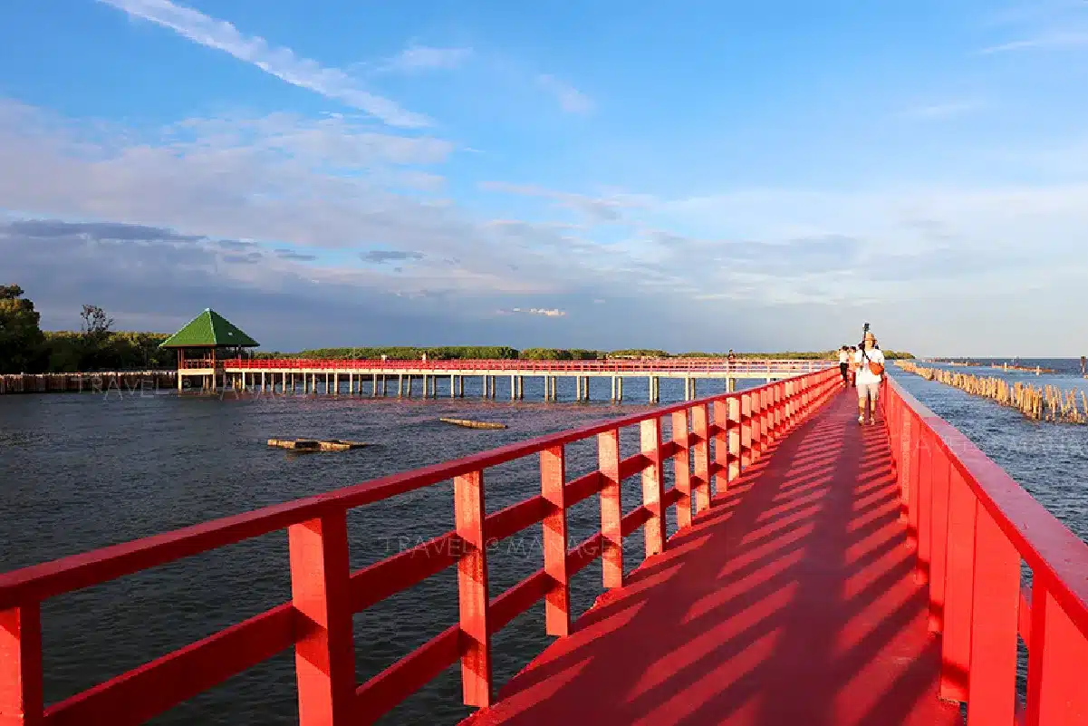 สะพานแดง จุดชมวิวปลาโลมา