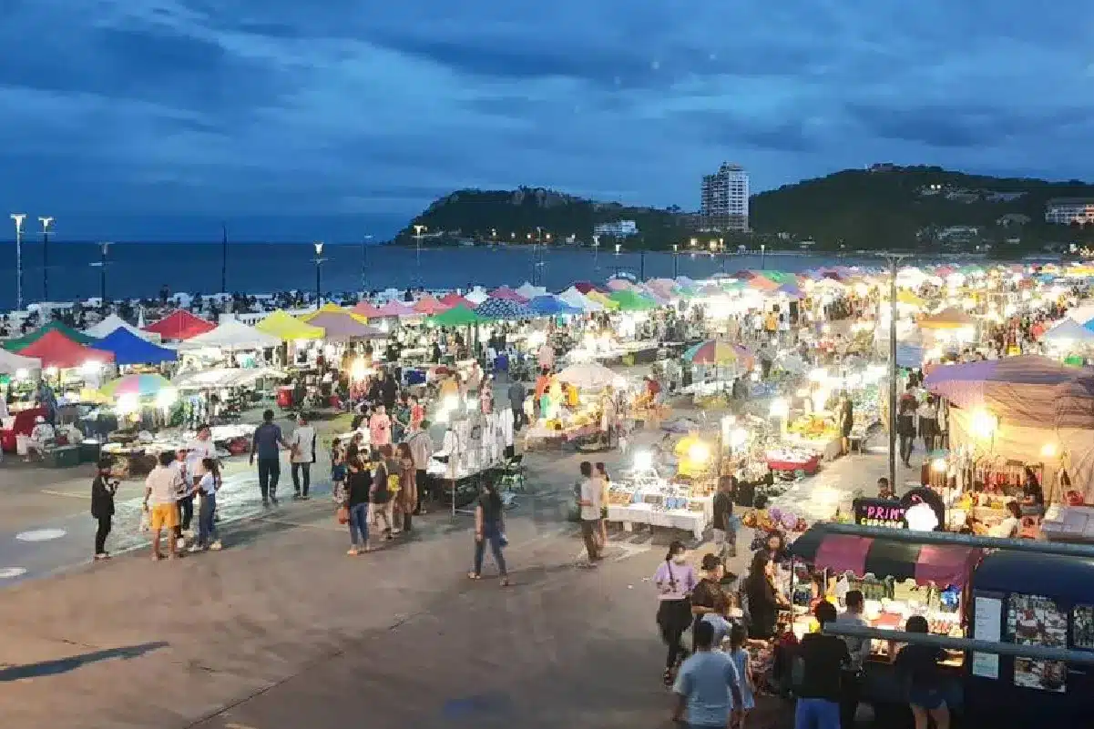 Bangsaen Walking Street ถนนคนเดินบางแสน