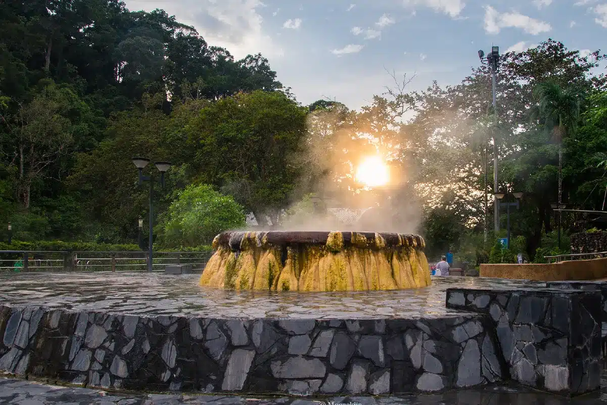 บ่อน้ำร้อนรักษะวาริน