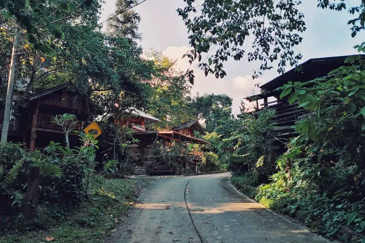 10 สถานที่ท่องเที่ยวในจังหวัดลำปาง ที่คุณห้ามพลาด! 8 บ้านป่าเหมี้ยง