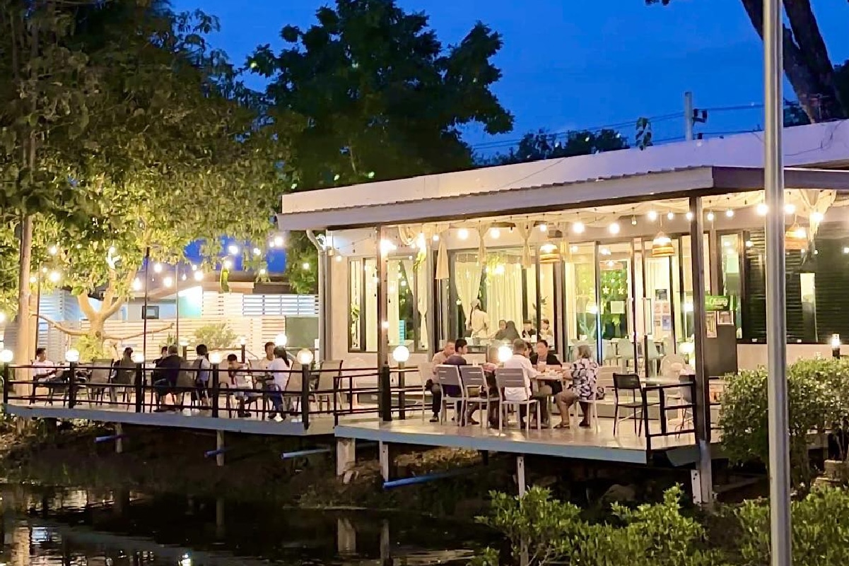 2. Mozern Restaurant