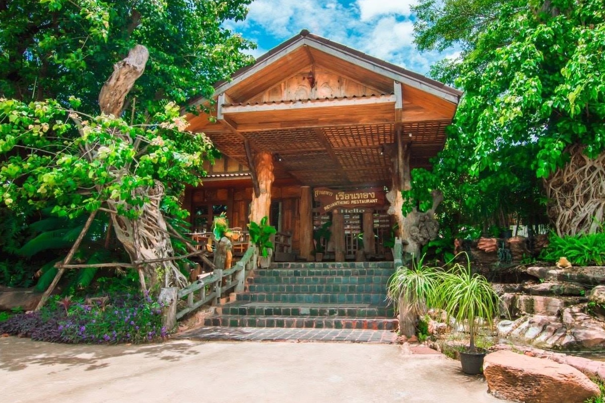 6. สวนอาหารเรือนทอง