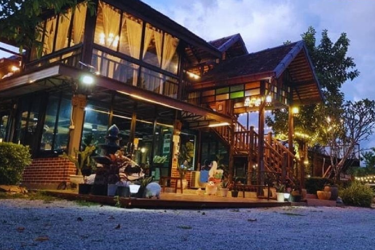 8. บ้าน 100 ปี คาเฟ่ ฟาร์ม