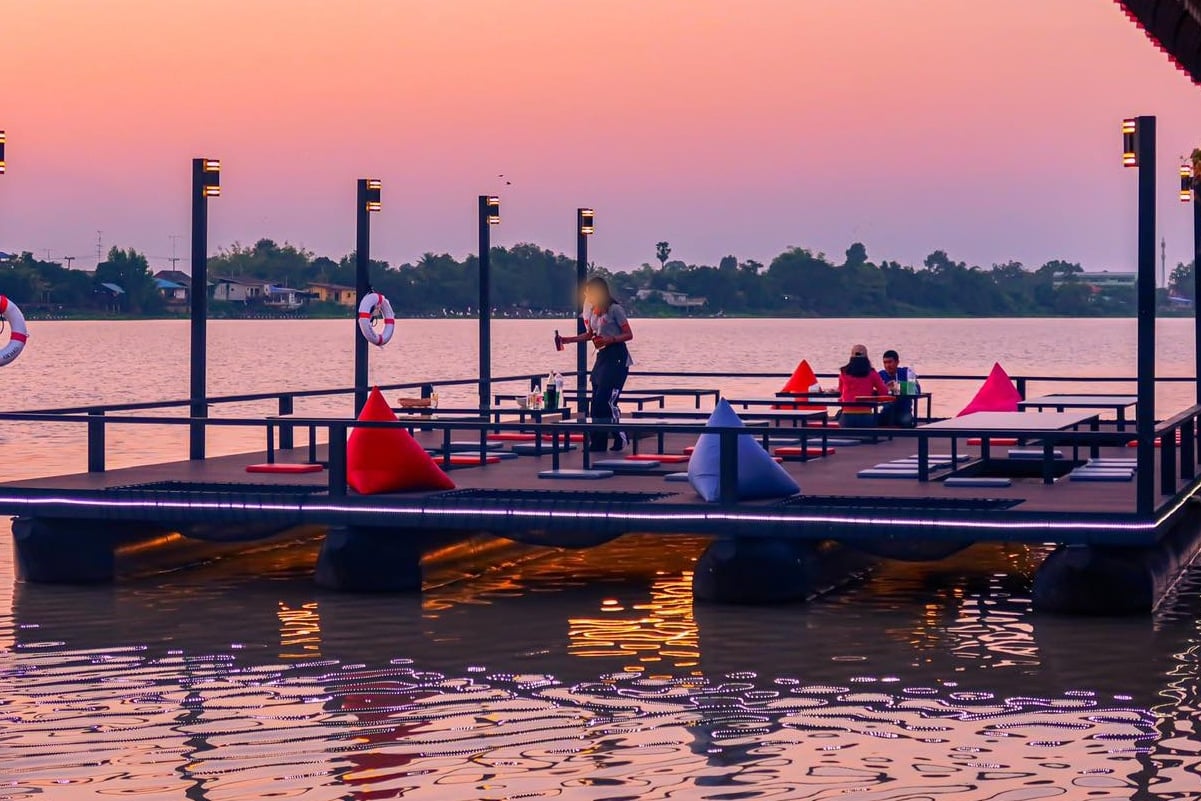ห้องอาหารเรือนแพชัยนาท