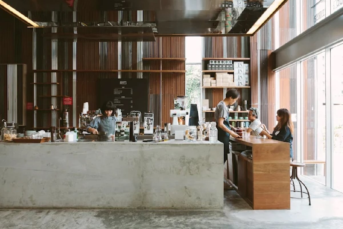 Roots Coffee ทองหล่อ The Commons