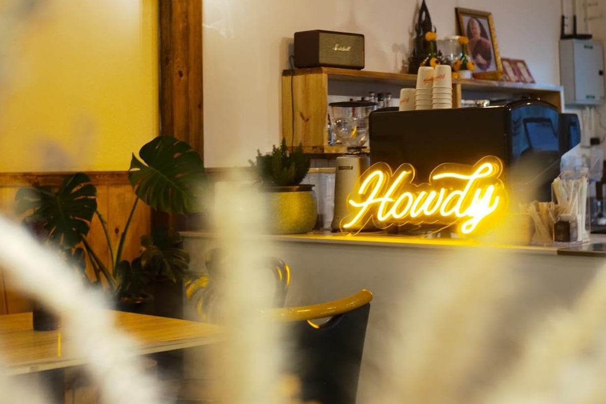 Howdy Cafe Bistro มวกเหล็ก