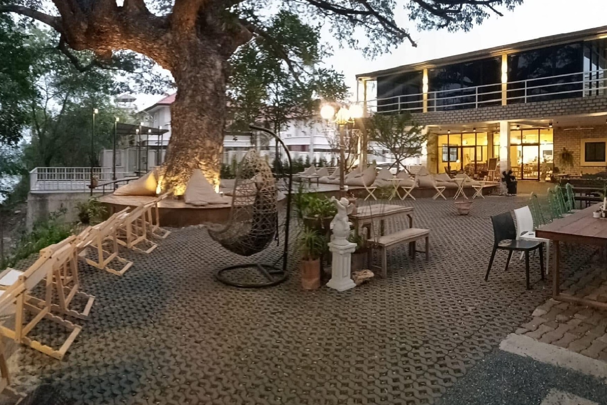 Only We Know Cafe